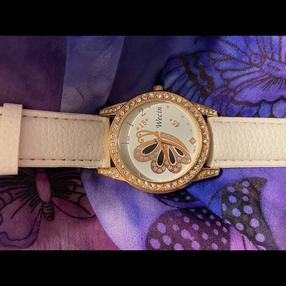 💟 White butterfly bezel watch